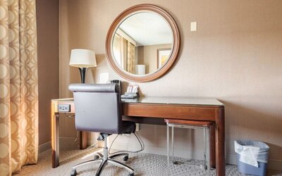 Day use room´s workspace at Wyndham Omaha.