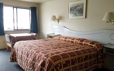 Day use room with dining table at Milwaukie Inn Portland South.