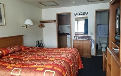 Day use room with kitchen and private bathroom at Milwaukie Inn Portland South.