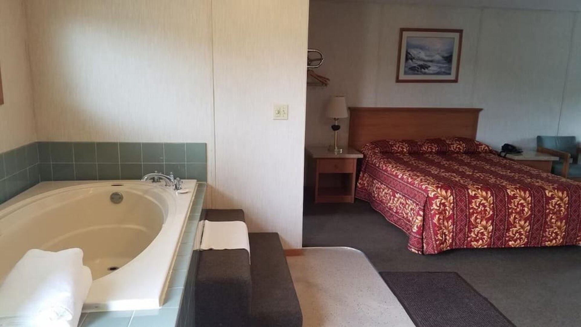 Day use room with bathtub at Milwaukie Inn Portland South.