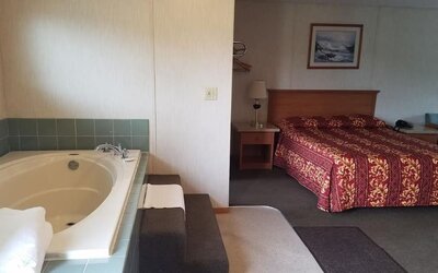 Day use room with bathtub at Milwaukie Inn Portland South.