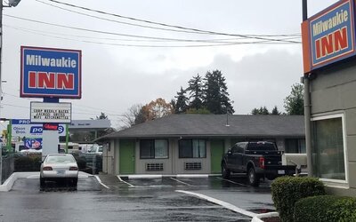 Parking area at Milwaukie Inn Portland South.