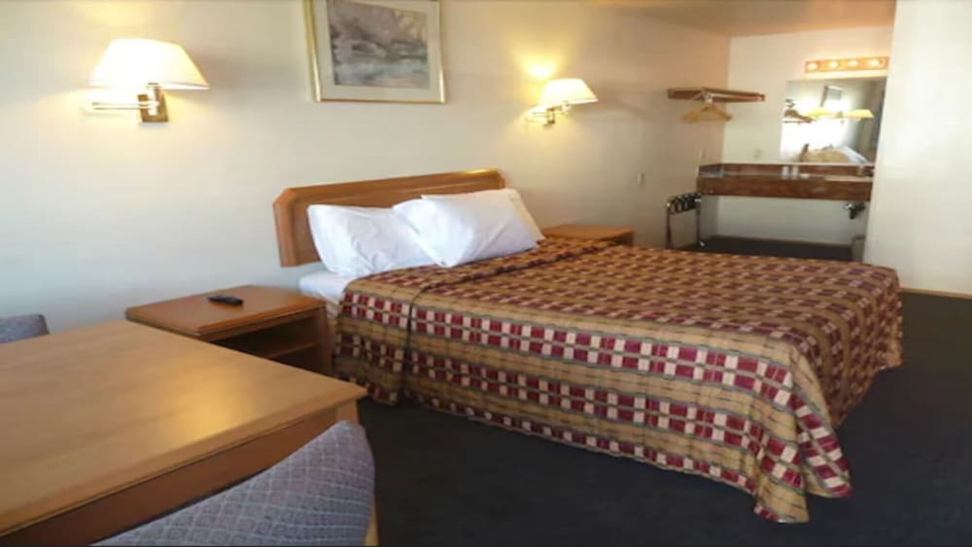 Day use room with dining table at Milwaukie Inn Portland South.
