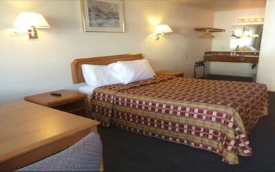 Day use room with dining table at Milwaukie Inn Portland South.
