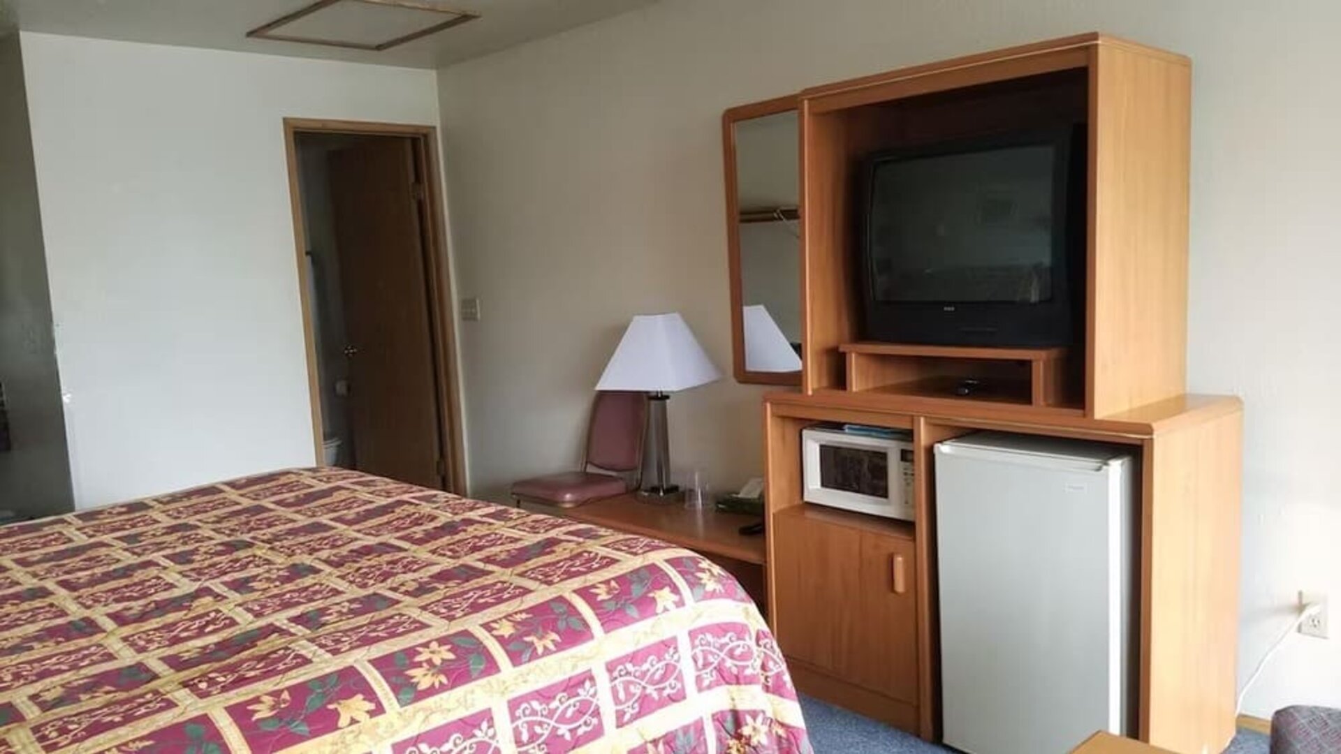 Day use room amenities at Milwaukie Inn Portland South.