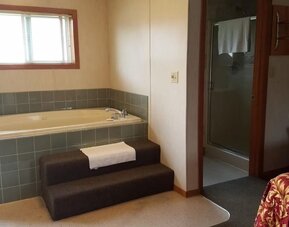 Day use room with bathtub at Milwaukie Inn Portland South.