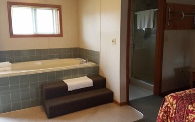 Day use room with bathtub at Milwaukie Inn Portland South.