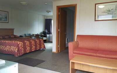 Day use room with sofa and bathtub at Milwaukie Inn Portland South.