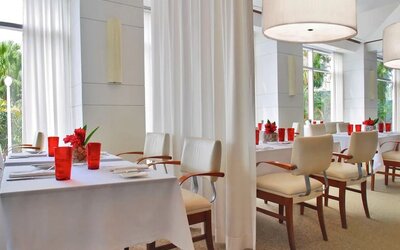 Dining area with natural light perfect for coworking at Pullman Miami Airport.