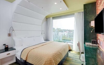 King bed at Wyndham Garden Brooklyn Sunset Park.