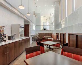 Dining area at Comfort Inn Prospect Park-Brooklyn.