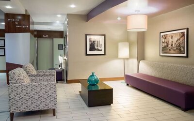 Lounge seating at Hampton Inn Manhattan - Madison Square Garden.