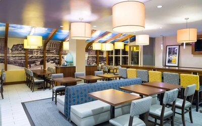 Dining area at Hampton Inn Manhattan - Madison Square Garden.