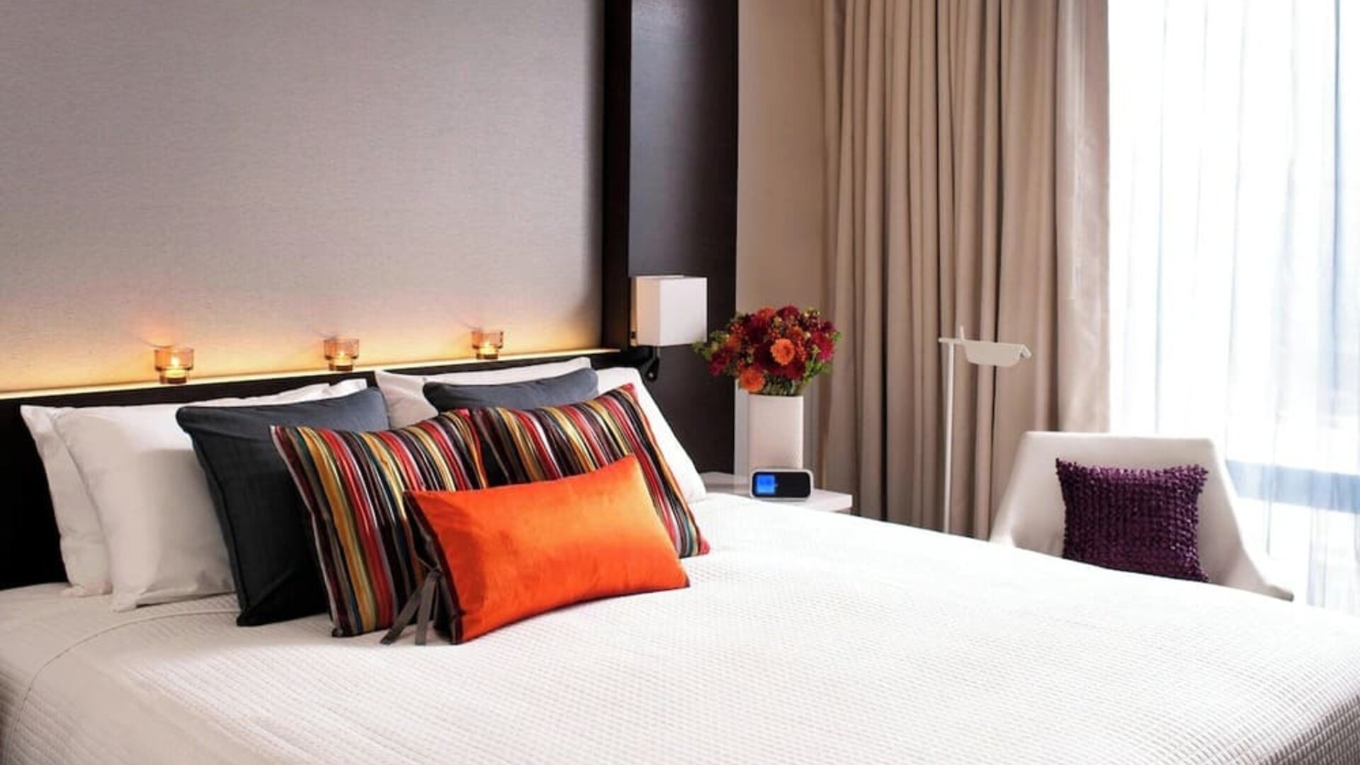 King bed at Courtyard By Marriott New York Manhattan/Central Park.