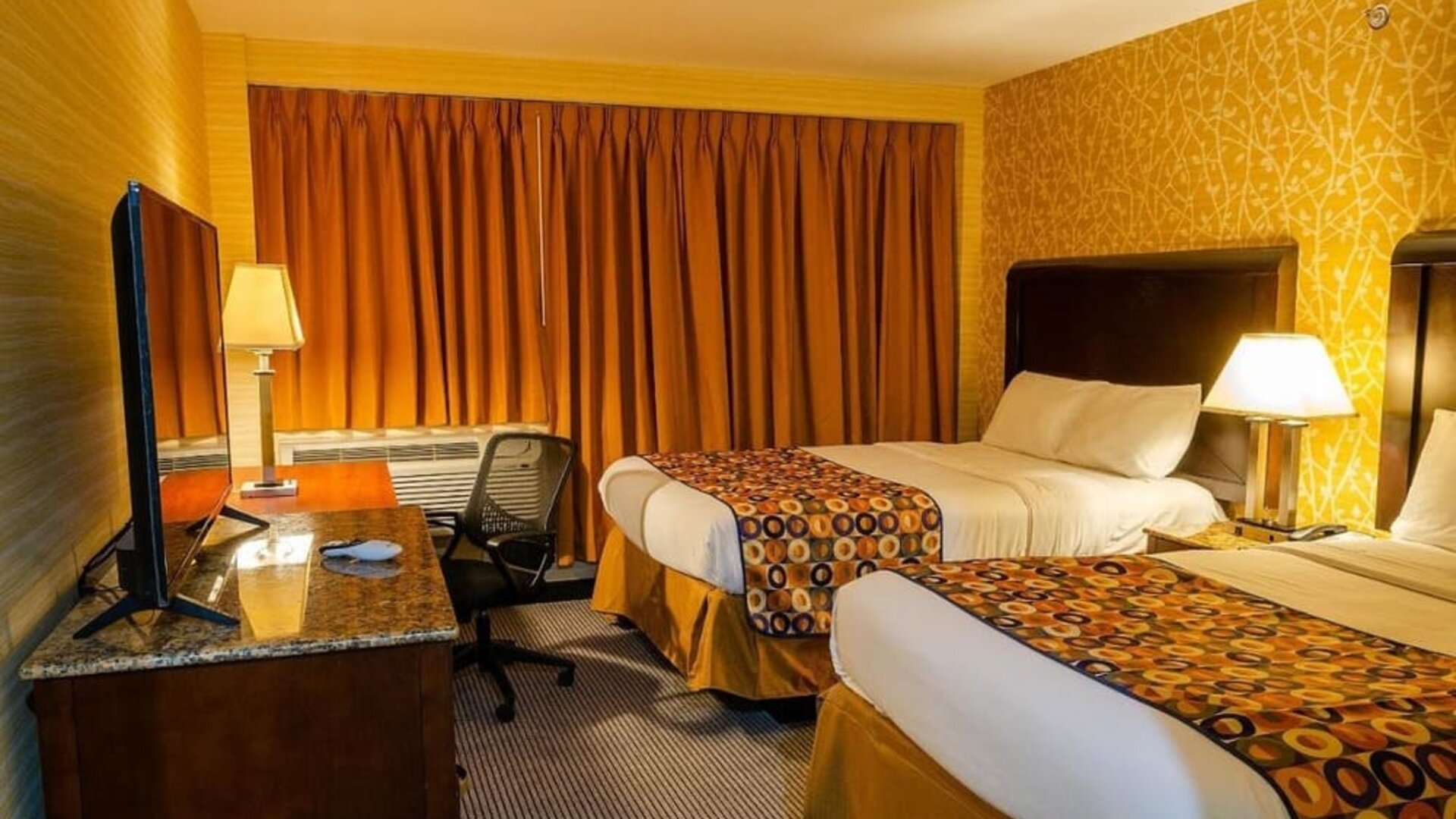 Day use twin room with work desk and private bathroom at Elmhurst Hotel.