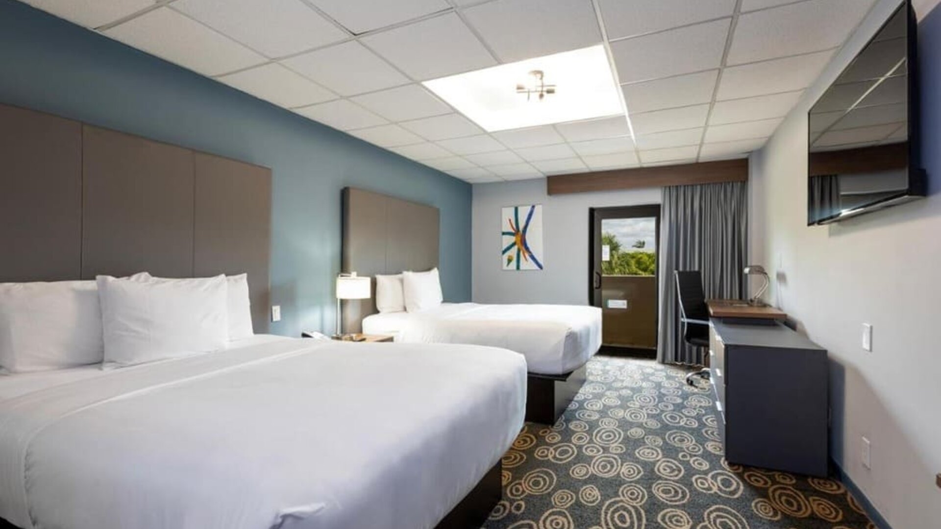 Day use twin room with work desk and private bathroom at Regency Miami Airport By Sonesta.