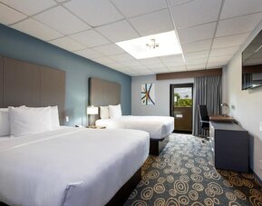Day use twin room with work desk and private bathroom at Regency Miami Airport By Sonesta.