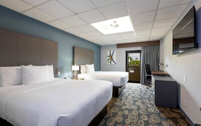 Day use twin room with work desk and private bathroom at Regency Miami Airport By Sonesta.