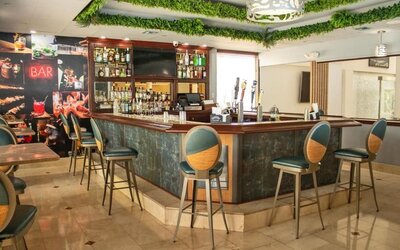 On-site bar at Regency Miami Airport By Sonesta.
