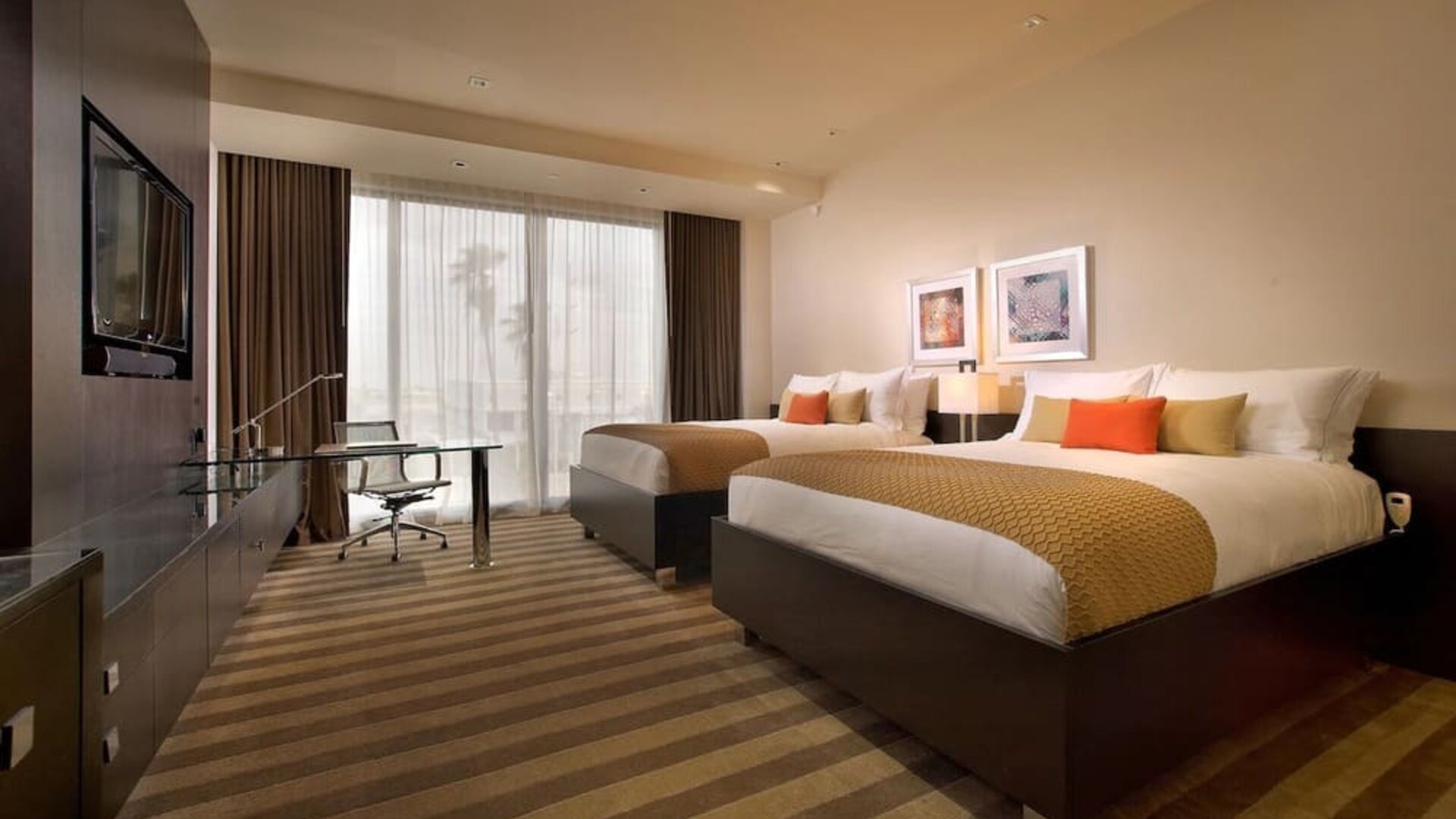 Day use twin room with work desk and private bathroom at EB Hotel Miami.