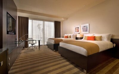 Day use twin room with work desk and private bathroom at EB Hotel Miami.
