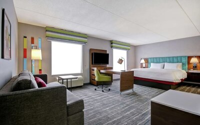 King room at Hampton Inn And Suites Guelph.