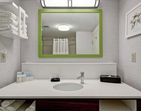 King room at Hampton Inn And Suites Guelph.