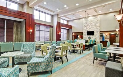 Lounge area at Hampton Inn And Suites Guelph.