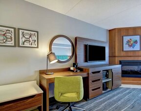 King room at Hampton Inn And Suites Guelph.