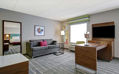 King room at Hampton Inn And Suites Guelph.