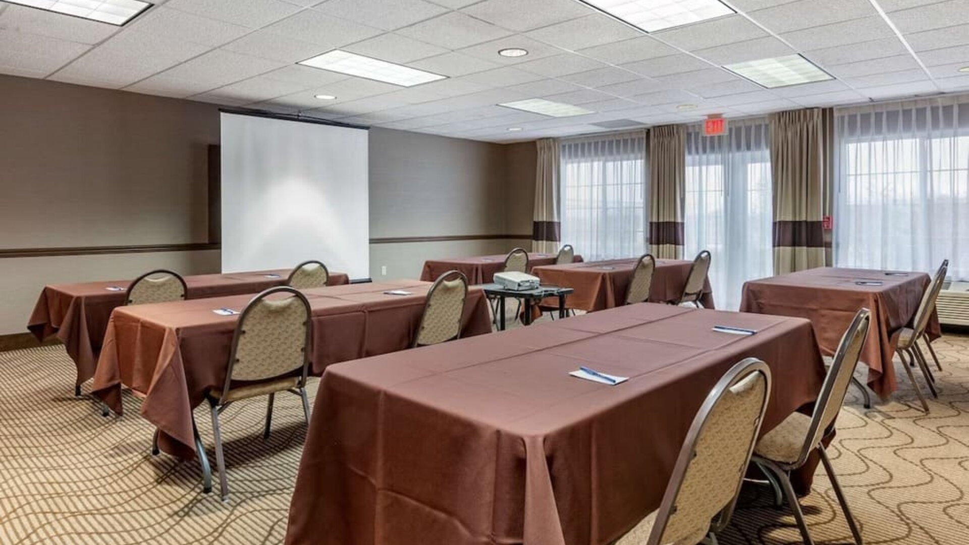 Meeting room at Comfort Inn & Suites Geneva - West Chicago.