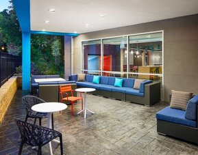 Coworking lounge at Tru By Hilton Atlanta Northlake Parkway.
