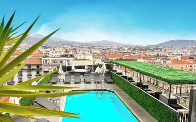 Refreshing outdoor pool with an incomparable view at Splendid Hotel & Spa Nice.