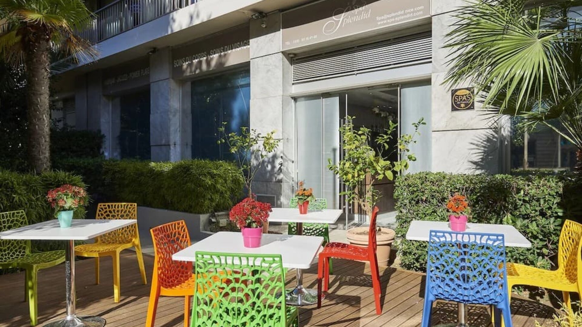 Alfresco dining perfect for coworking at Splendid Hotel & Spa Nice.