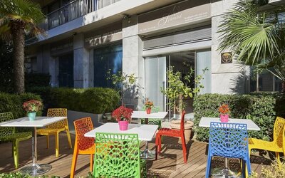 Alfresco dining perfect for coworking at Splendid Hotel & Spa Nice.