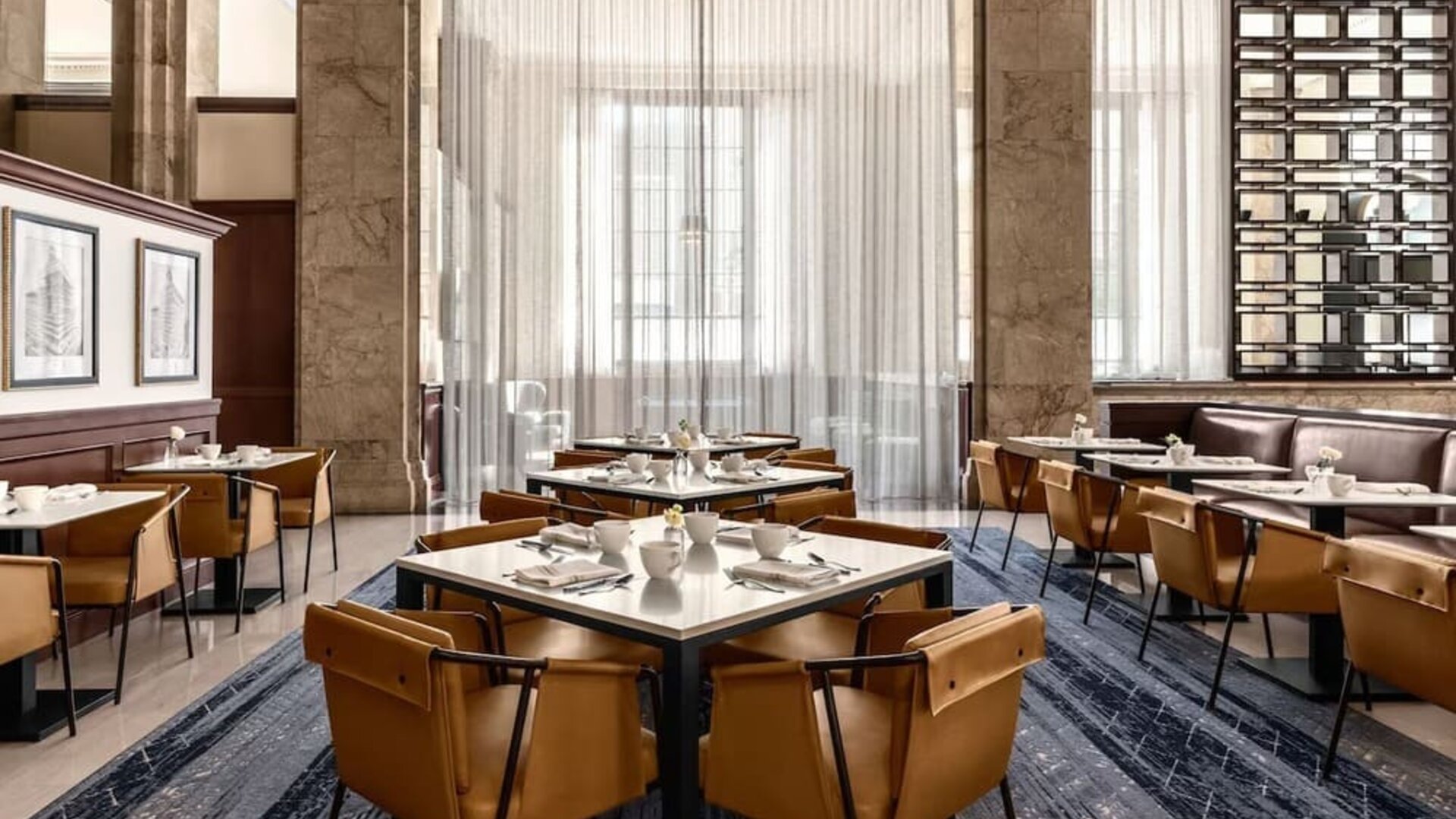 Dining area perfect for coworking at Courtyard San Diego Downtown.