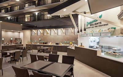 Dining area at Embassy Suites By Hilton Miami - International Airport.