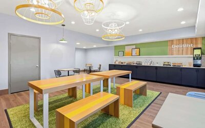 Dining area perfect for coworking at Spark By Hilton Fountain Hills Scottsdale.