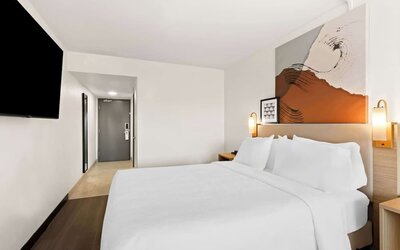 Day use room with natural light at Spark By Hilton Fountain Hills Scottsdale.
