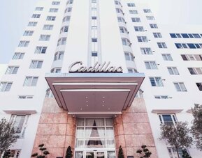 Entrance and outdoor view of Cadillac Hotel & Beach Club, Autograph Collection.