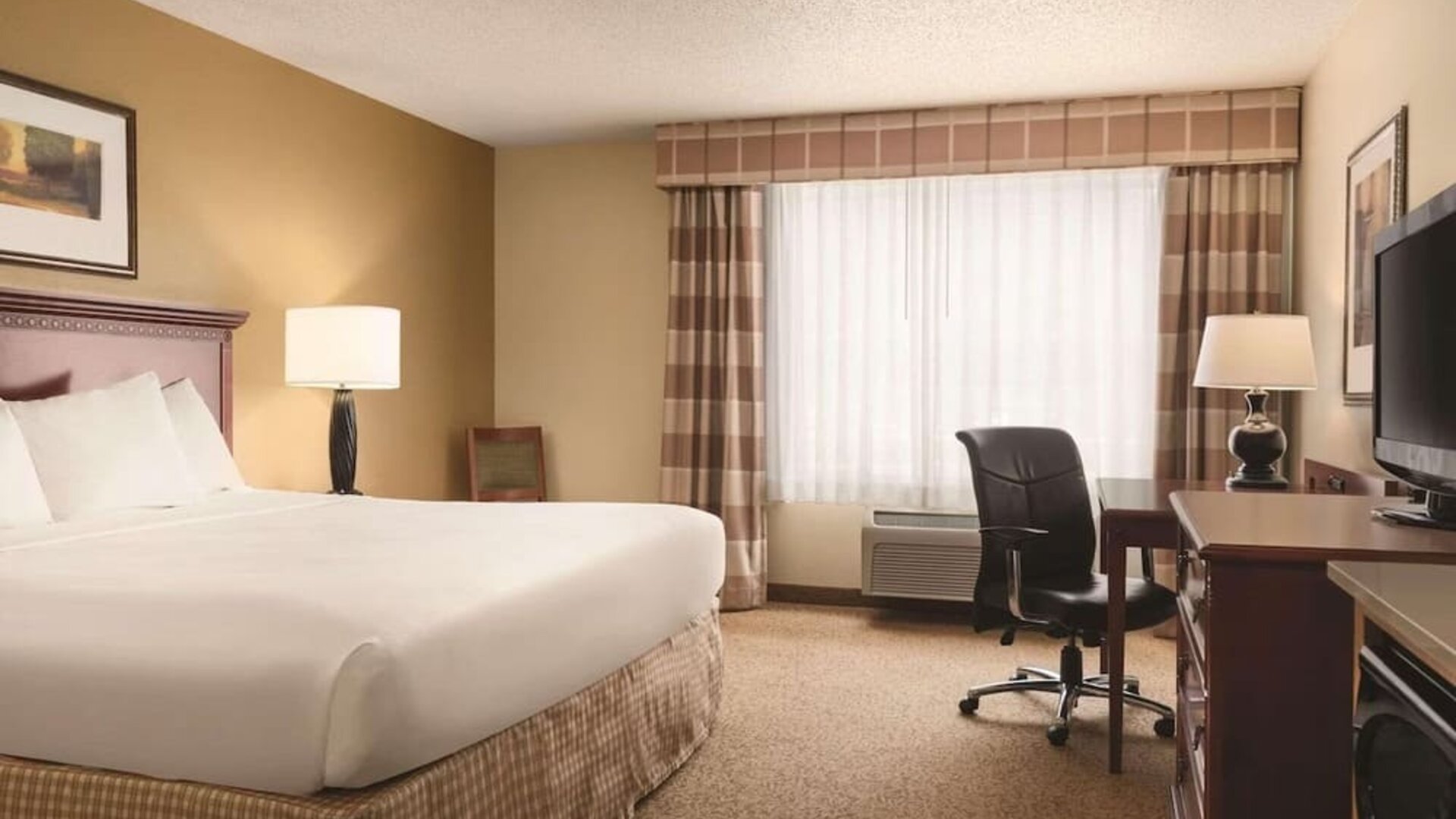 Romantic day use room at Country Inn & Suites By Radisson Mankato Hotel.