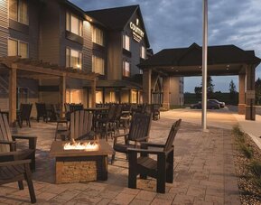 Fire pit at Country Inn & Suites By Radisson Mankato Hotel.