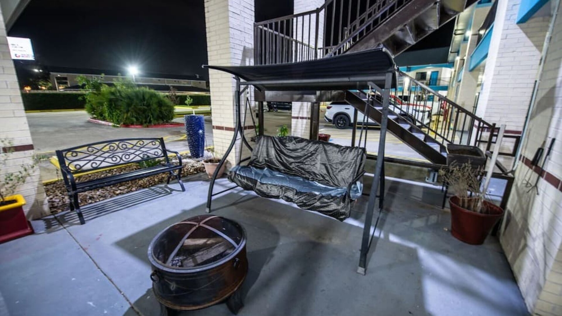 Outdoor seating at Hotel Bliss Kemah Boardwalk.