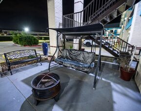 Outdoor seating at Hotel Bliss Kemah Boardwalk.