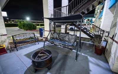 Outdoor seating at Hotel Bliss Kemah Boardwalk.