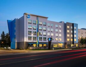 hotel exterior at Tru By Hilton Eugene.