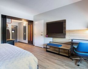 Day use room with TV and work desk at Tru By Hilton Eugene.