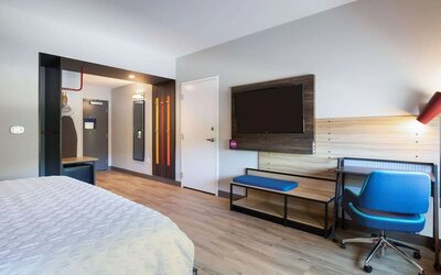 Day use room with TV and work desk at Tru By Hilton Eugene.