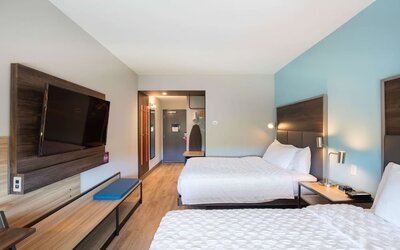 Day use room with TV and work desk at Tru By Hilton Eugene.