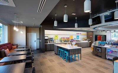 Dining area at Tru By Hilton Eugene.